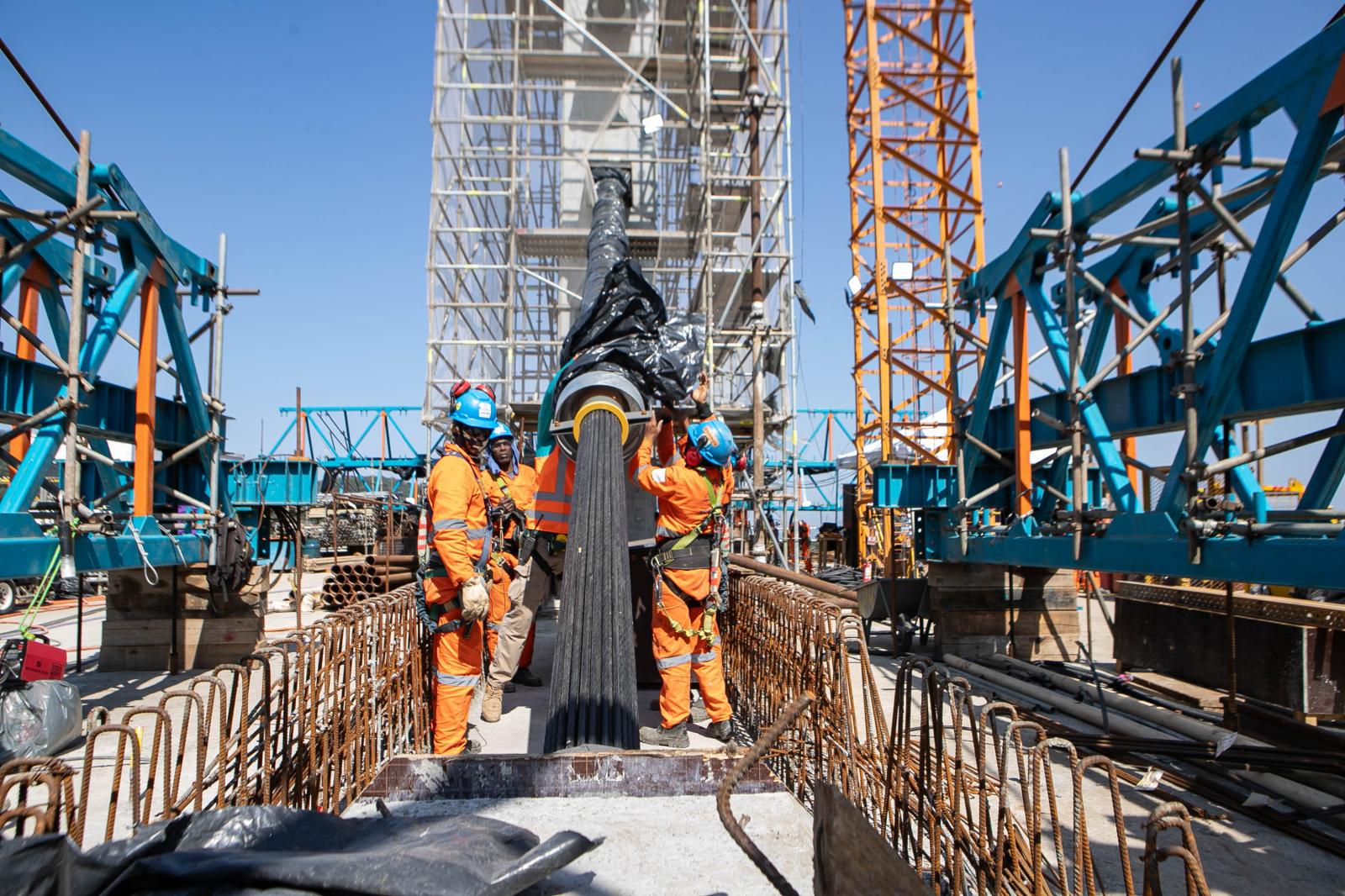Começa a instalação dos cabos de aço no trecho estaiado da Ponte de Guaratuba