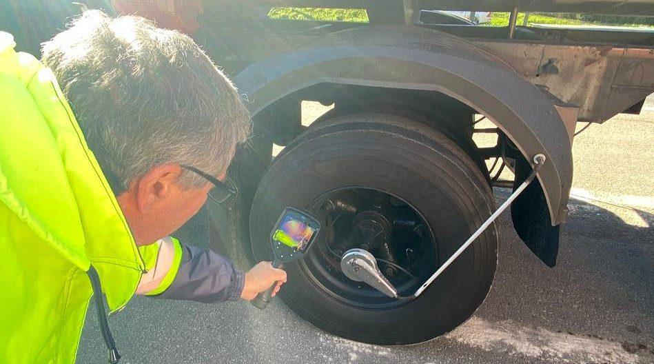 Fiscalização de caminhões com problemas nos freios ganha reforço com câmera térmica operada pela EPR Litoral Pioneiro