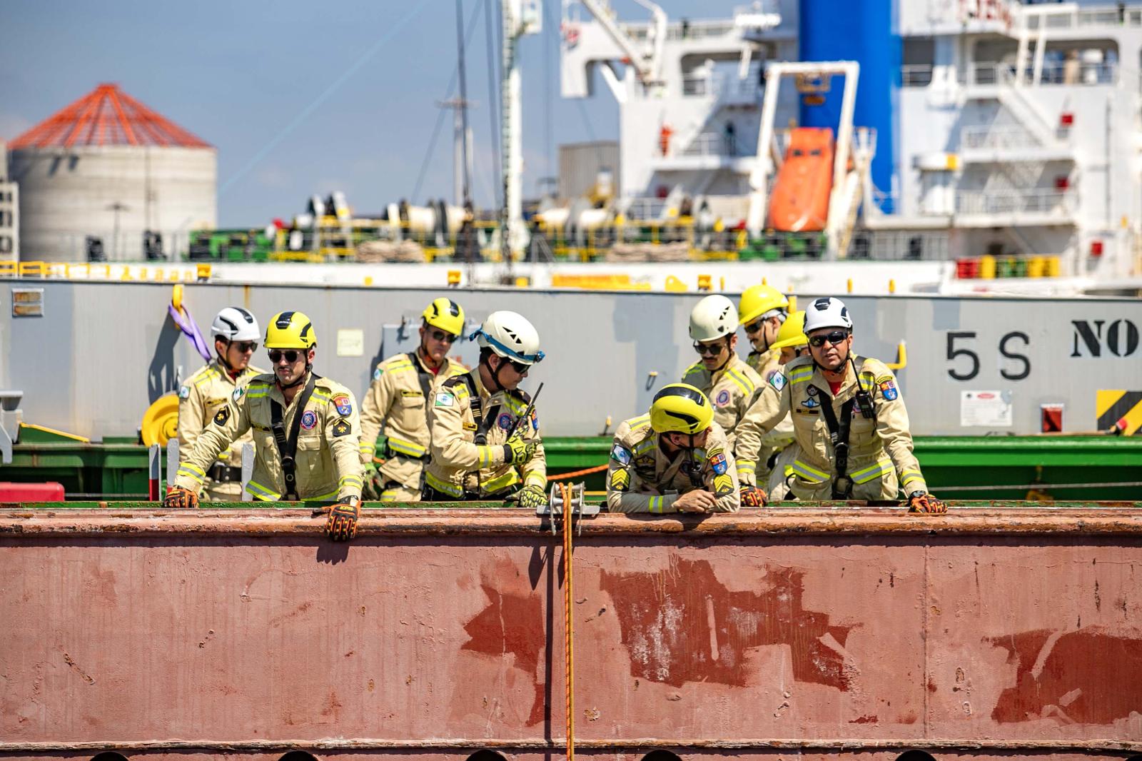 Porto de Paranaguá realiza simulação inédita de resgate em porão de navio