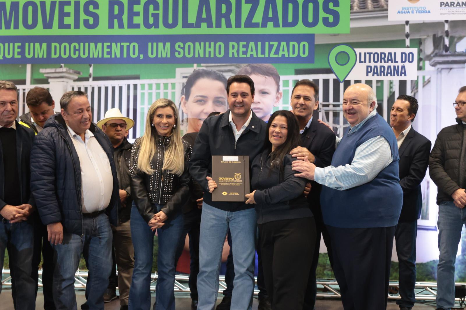 Regularização: governador entrega títulos de propriedade para 224 imóveis no Litoral