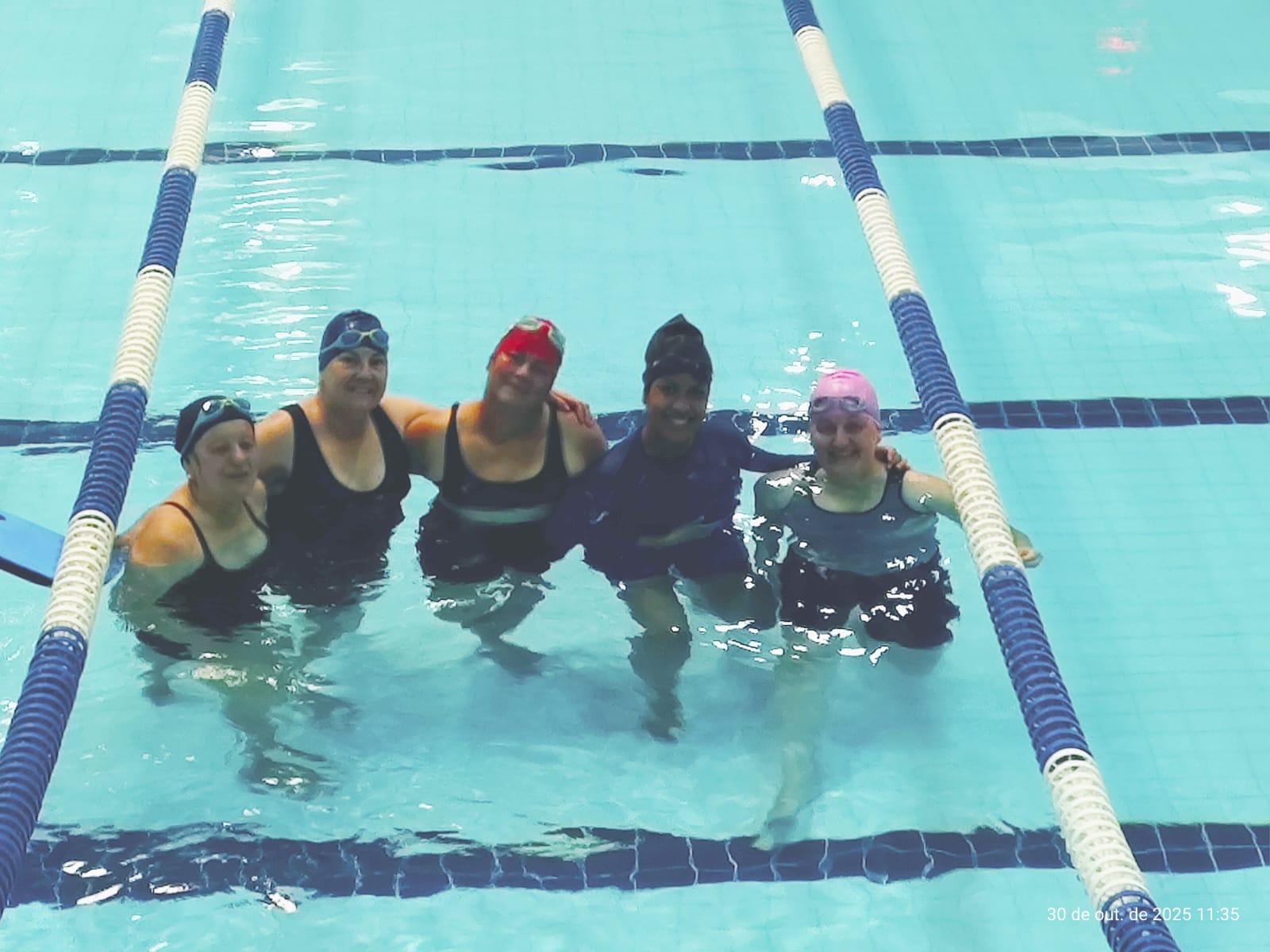 Natação promove reabilitação física para mulheres em tratamento contra o câncer de mama em Paranaguá