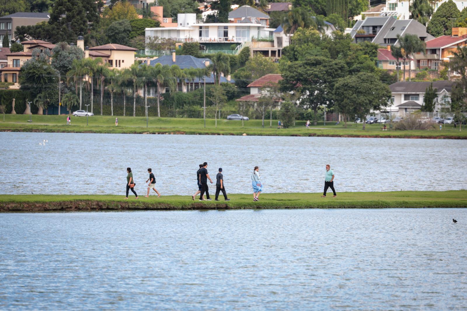 Antes de frente fria, fim de semana será de calor e chuvas isoladas no Paraná