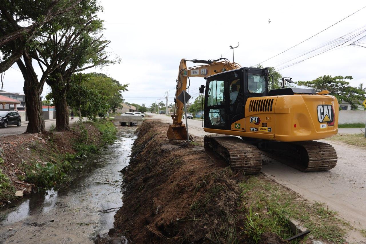 Estado começa a limpar e desassorear 45 quilômetros de canais no Litoral do Paraná