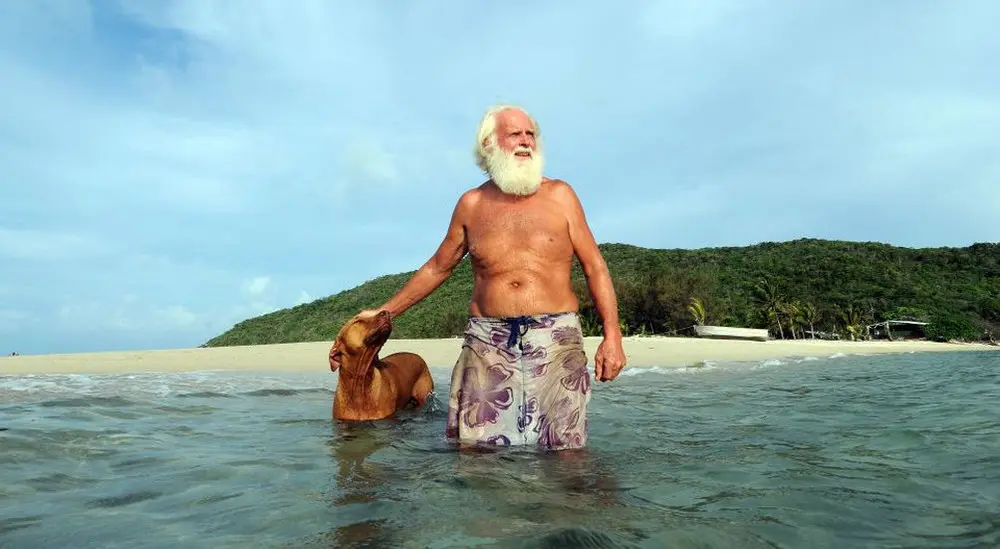 Homem compra ilha e enche com animais e árvores em extinção para salvá-los