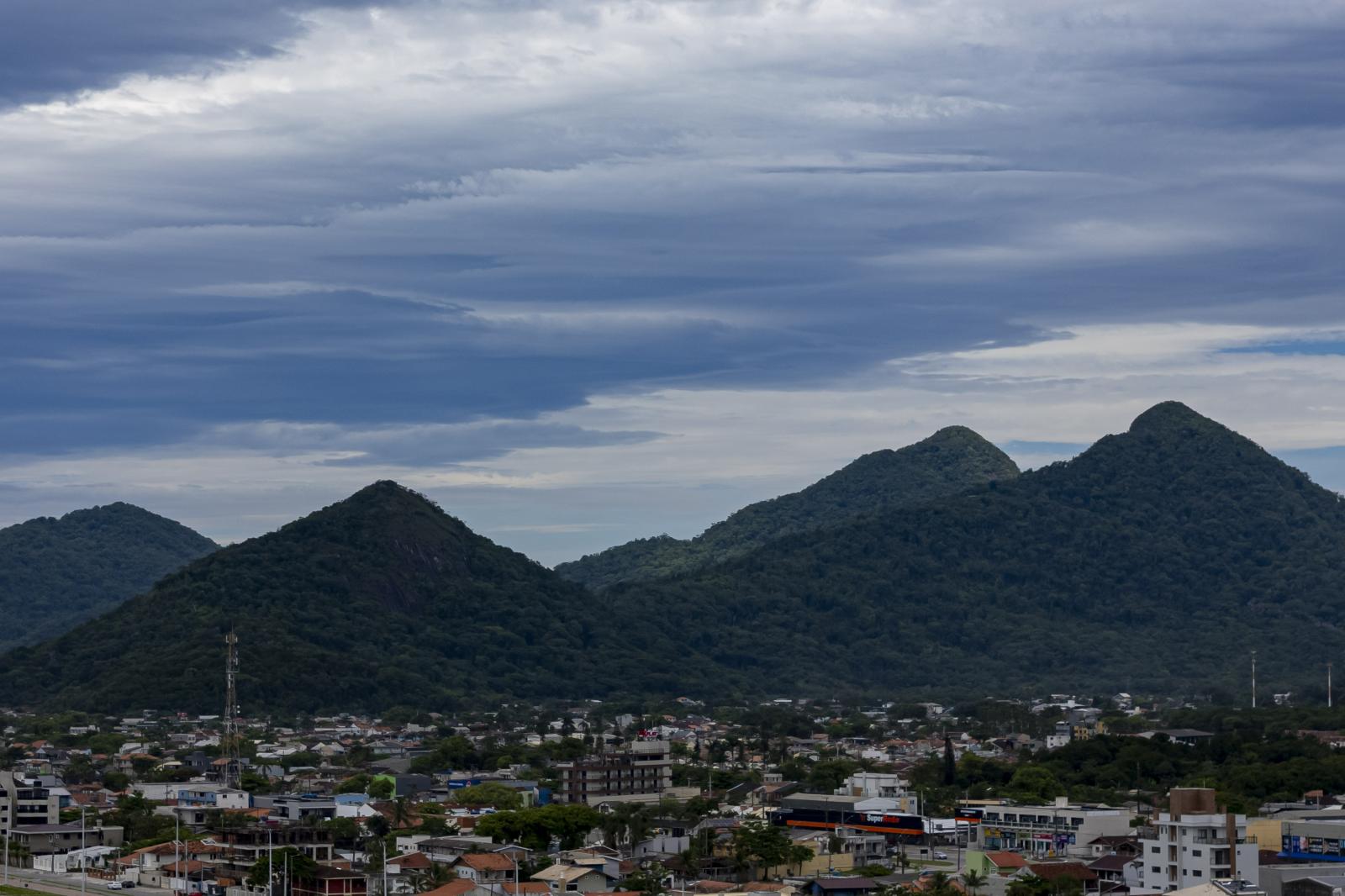Litoral terá fim de semana de muito calor e pancadas de chuva, prevê Simepar