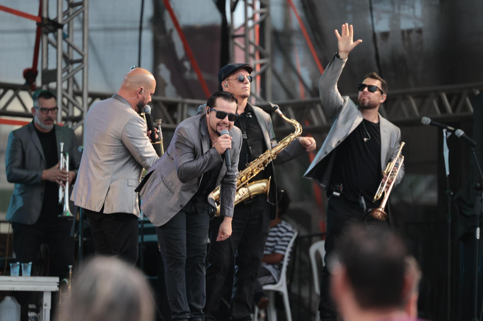 Rock da Big Time Orchestra anima veranistas no Palco Sunset em Guaratuba