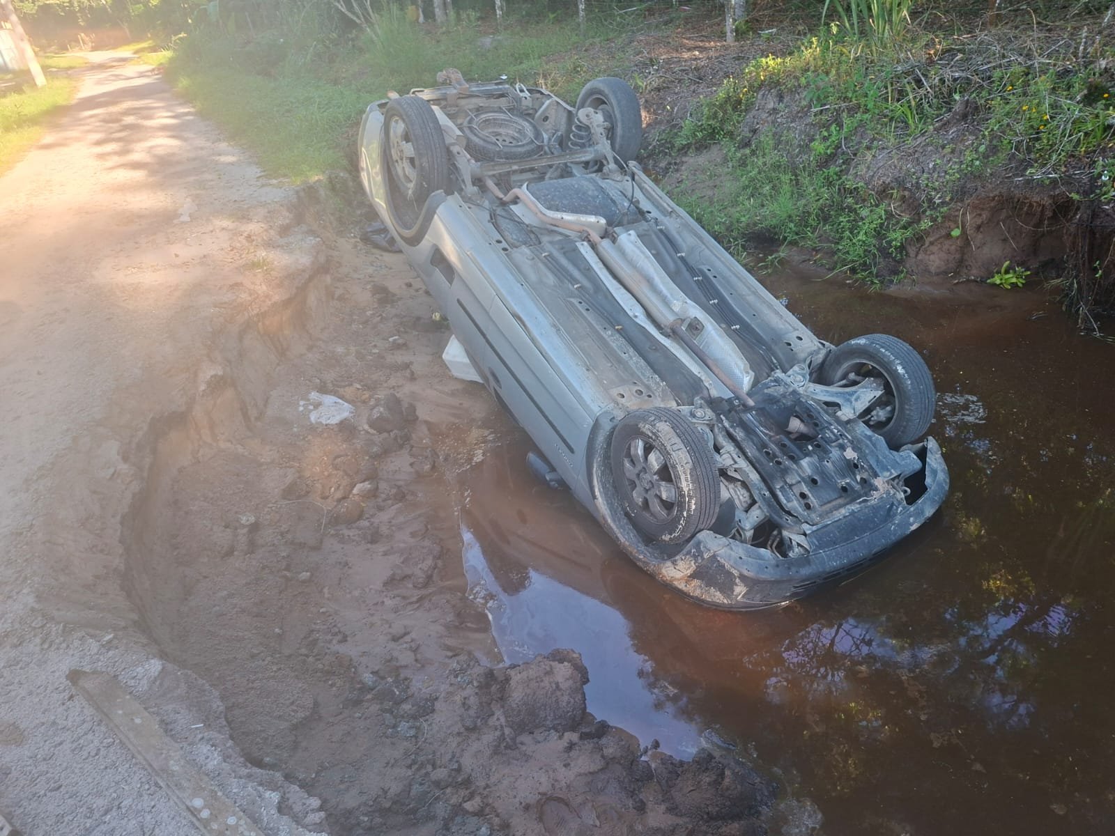 Idoso de 76 Anos Sobrevive Após Carro Capotar em Cratera com Água; Moradores Cobram Prefeitura