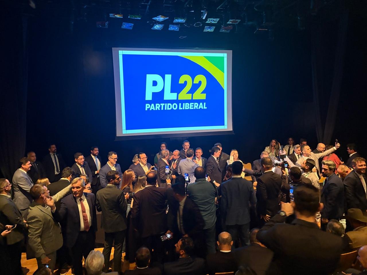 Mudança começa pelo Paraná: Moro e Rosangela se filiam ao PL  ao la. do de Flávio Bolsonaro e Valdemar Costa Neto